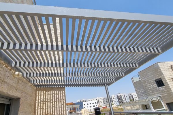 פרגולת הצללה מאלומיניום (ללא סנטף), מותקנת